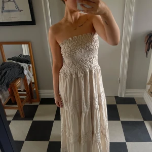 Beige ”bal” klänning från Copenhagen Muse - Säljer min vackra beige  klänning från Copenhagen Muse. Klänningen är endast använd ca 2 gånger, den är så fin till t.e.x midsommar eller bal💕klänningen är i väldigt fint skick!
