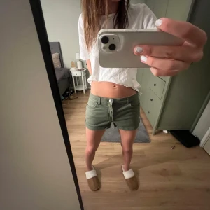 Gröna shorts från H&M stl 38 - Snygga gröna shorts från H&M med guldknapp framme, samt en dragkedja. Storleken är 38, höft till höft är 39 cm. dessa säljs eftersom de är för stora för mig, pris kan diskuteras 💕💕