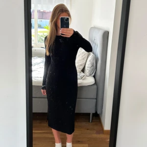Svart långklänning  - Svart långklänning med slits på sidan, säljer på grund av att den är för kort för mig men super skönt material, storlek M (ganska tajt) i märket pieces men är köpt på vero Moda