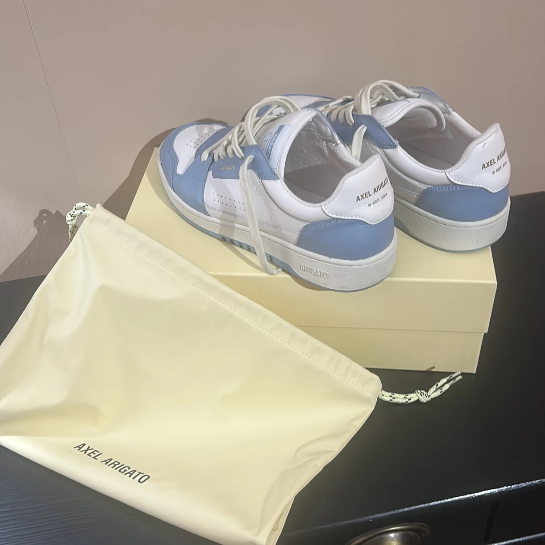 Blå och vita sneakers från Axel Arigato - 1