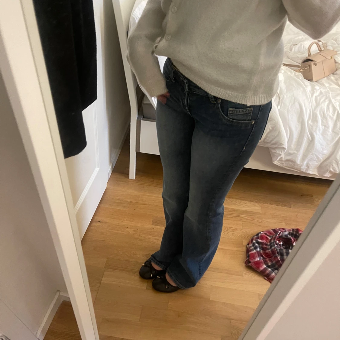 Blå bootcut jeans från gina  - 2