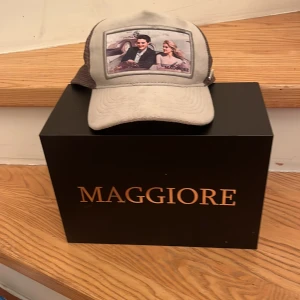 Grå velvet keps - Säljer en velvet keps från maggiore
