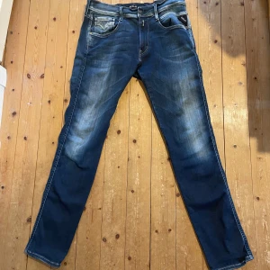 Blå Replay Anbass jeans - Säljer ett par blå Replay Anbass jeans i bra skick. Storlek 32/32. Köpta här på plick och inte använda av mig förutom för att prova. Hittar inga defekter. Bra pris vid snabb affär