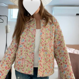Blommig quiltad jacka från Monki - Quiltad jacka från Monki med färgglatt blommönster. Jackan har knappar framtill, klassisk krage och raka ärmar. Perfekt för dig som gillar statement-plagg och vill ha något unikt i garderoben. Jättefin vårjacka och väldigt bekväm. En xxs men passar även s.              Original pris runt 500 kr 💕