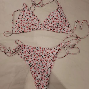 Blommig bikini stl L - Söt bikini stolek L men passar de med M Helt ny