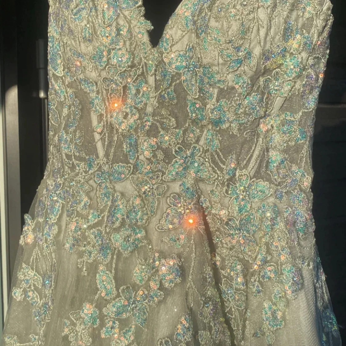 Ljusblå långklänning med blommig spets och paljetter - 3