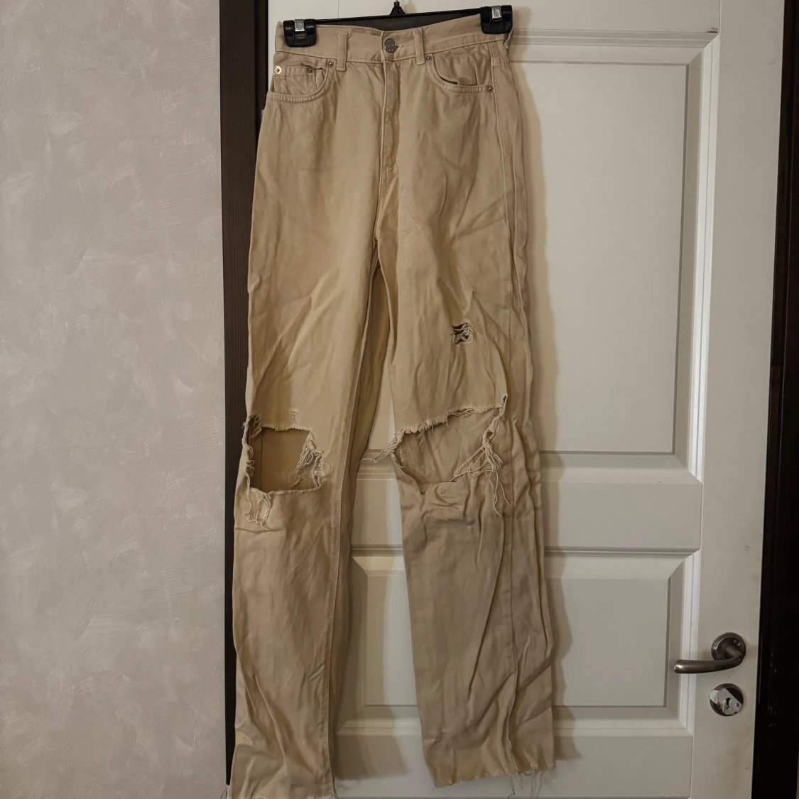 Beiga vida jeans med stora hål