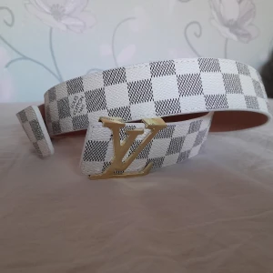 L bälte  - Helt ny säljs på grund av resel