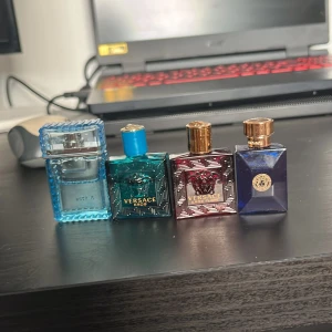 Versace Eros Flame parfym - Versace Eros Flame är en herrparfym i en fyrkantig röd glasflaska med guldlock och detaljer. Flaskan har ett elegant mönster och Versace-loggan framtill. Doften är intensiv och maskulin.
