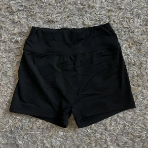 Svarta tränings shorts - Svarta shorts i stretchigt material med hög midja. Perfekta för träning eller gym.