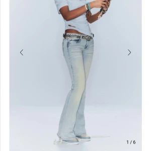 Ljusblå bootcut jeans  - Säljer ett par skit snygga ljusblåa lågmidjade bootcut jeans. De är från weekday och är i den populära modellen booty bei. Dem är aldrig använda. De är i storleken 26/30