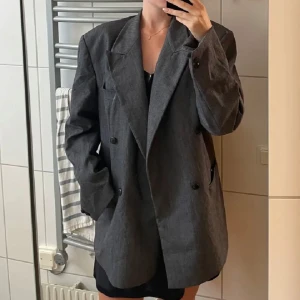 Vintage kavaj - Overzied kavaj från humana (vet inte riktigt storlek men jag är ca 174cm). Pris: 175kr+frakt. Pma vid intresse☺️