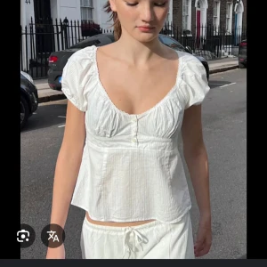 Vit blus med kort ärm och v-ringning - Säljer en söt vit blus med korta puffärmar och v-ringning ifrån brandy Melville. Jätte fin och köpt för 230 om jag minns rätt. Säljer för 200 då den inte är mycket använd alls.