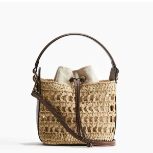 Flätad väska från H&M - Snygg beige axelväska med flätad design och bruna skinn-detaljer. Väskan har både handtag och justerbar axelrem samt en innerpåse i tyg med dragsko. Perfekt för att lyfta din outfit med en naturlig touch. Slutsåld!!! 
