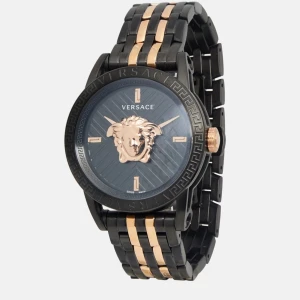 Svart och guld herrklocka från Versace - Säljer en snygg herrklocka från Versace med svart urtavla och guldlejon i mitten. Armbandet är i svart och guld metall med klassiskt Versace-mönster runt urtavlan. Perfekt för dig som gillar lyxiga accessoarer.