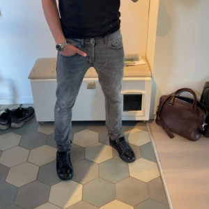 Grå jeans från Dondup - Säljer ett par nya jeans från dondup i modellen George. Riktigt fet grå färg,  skriv om du har några frågor eller funderingar!!! Helt nya 