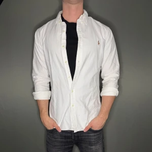 Ralph lauren skjorta - Hej säljer nu min fina Ralph lauren skjorta i storlek M. Den är i nyskick och kommer vara otroligt snygg nu i vår och framåt sommaren. Nypris cirka 1600kr! Vi kommer att sälja liknande produkter nu i vår och närmare sommar så glöm inte följa profilen!🌊🍾