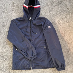 Moncler windbreaker  - Säljer denna feta Moncler windbreaker för endast 1499. Kan såklart gå ner i pris.