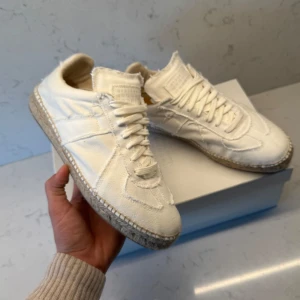 maison margiela espadrilles - Säljer ett par maison margiela espadrilles helt nya skick 10/10, storlek 42 allt og följs med, nypris runt 6k säljer snabbt o billigt för 2699
