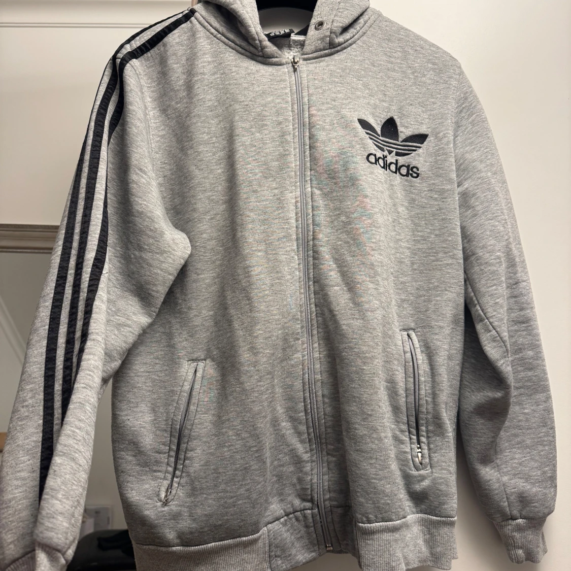 Grå hoodiejacka från Adidas