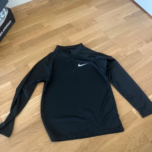 NIKE SET - Gaderob rensing storlek S