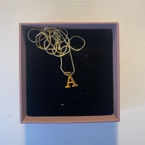 Halsband A - Fint halsband med ett A. Vet ej märke