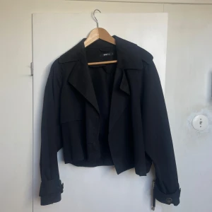 Kort trenchcoat - Svart kort trenchcoat från Gina Tricot, fint skick🖤