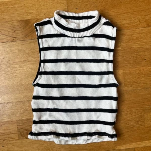Gina Tricot sommar topp - Säljer denna superfina randiga sommartopp från Gina Tricot i storlek S! Perfekt för varma dagar – knappt använd och i toppskick.🌼🌺