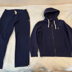 Mörkblå mjukisbyxor från Ralph Lauren - Säljer en Polo dress som är i bra skick. Storleken är M på både hoodie och byxa. Hör av er vid fler frågor!