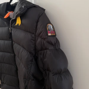 Parajumper jacka - Fick denna jackan av en kompis, men den kommer inte till användning då jag har andra jackor jag gillar mer, men iallafall så är det en parajumper jacka tror jag som är ganska tjock och bra inför vintern eller kanske för en kall sommarkväll typ, vill helst inte ha kvar den så tänker att jag släpper den hyfsat billigt för vad va den kostar ny, jag är 180 och väger runt 72kg o jackan sitter bra på mig om de undras