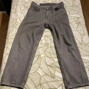 Loose fit jeans - Säljer dessa jeans från H&M som jag ej använder längre. Super fina och bekväma jeans som är enkla och styla. Utmärkt skick inga defekter! Skriv vid fler frågor!