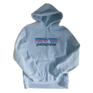 Ljusblå hoodie från Patagonia - Stilren ljusblå hoodie från Patagonia | helt ny skick och aldrig använd. Storlek S men passar M. Perfect för våren och sommarkvällar