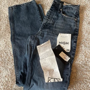 Mörkblå jeansbyxor från Rag & Bone - Säljer ett par mörkblå jeans från Rag & Bone i modellen High Rise. Straight leg och high waist, men skulle ändå säga att de sitter som mid waist. Använd endast en gång, kvitto och prislapp finns. Nypris: 2995kr 