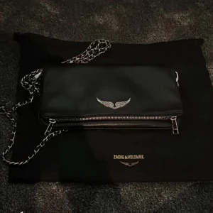 Zadig Voltaire väska - Säljer denna väska då den ej kommer till användning, den är äkta man får med dustbagen i bilden och 2olika kedjor till så man kan välja hur man vill ha den💗💗