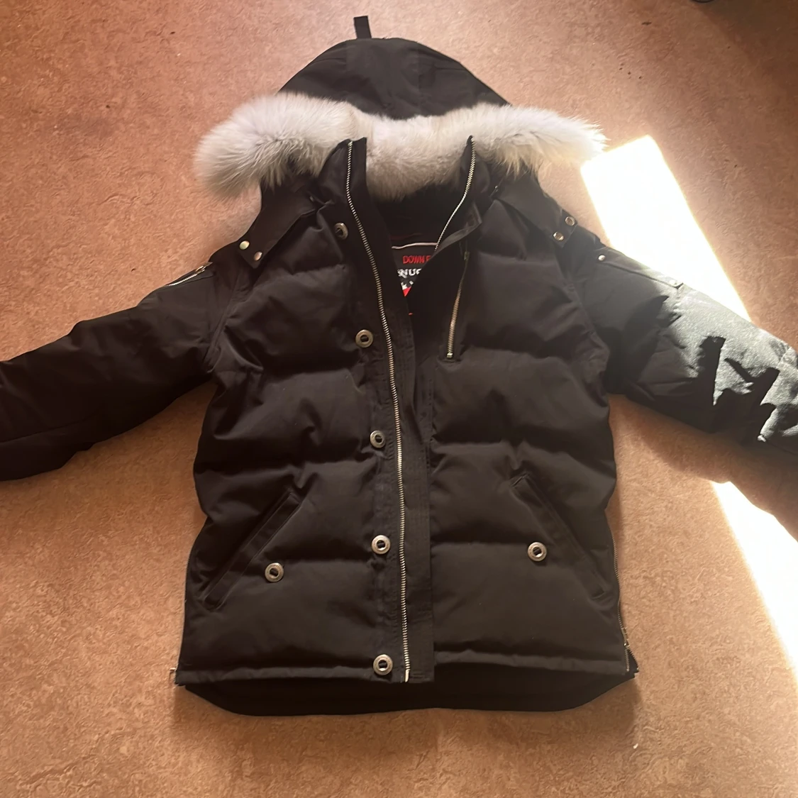 Svart dunjacka med pälskantad huva från Moose Knuckles - 3