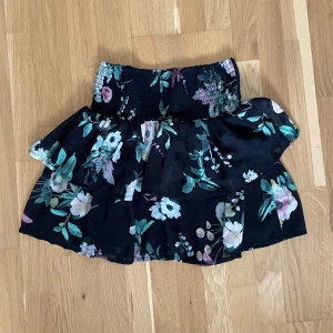 blommig svart kjol - en super snygg blommig kort kjol, perfekt inför varma sommardagar! den är från kappahl! 