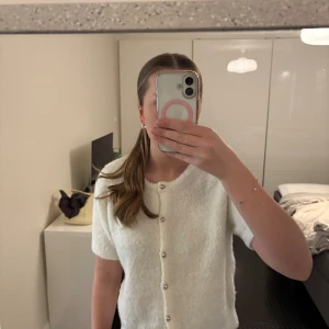 Kortärmad stickad tröja  - Jättefin kortärmad stickad tröja från Gina tricot! Aldrig använd 💓 priset kan diskuteras vid snabb affär!