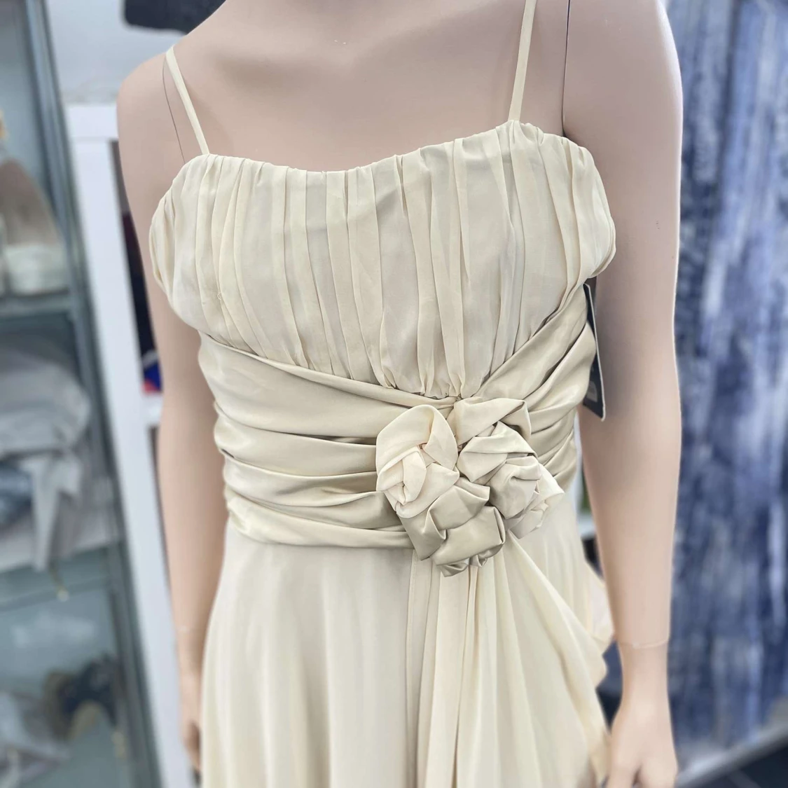 Champagnefärgad långklänning med rosettdetalj - 1