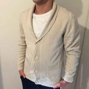 Beige Cardigan  - Säljer en riktigt snygg cardigan! // Storlek: Medium, jag på bild är 177cm // Hör av er vid frågor! 🙌🏼