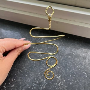 Enkel tunn armcuff  - 🌸Går att böja ut eller in för att få din perfekta passform 🌺 🌸Finns både i silver och guld✨  Gör även customs!! Skicka in bild eller din idé så kan vi nog säkert lösa det 🥰