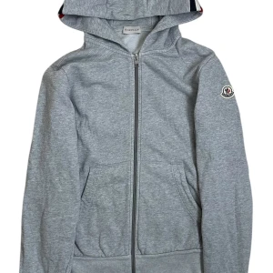 Moncler Cardigan  - Moncler Zip hoodie. Size M. Skick 8.5/10 saknar drawstrings. Pris 1790kr. Finns att köpa på Fashionels.com