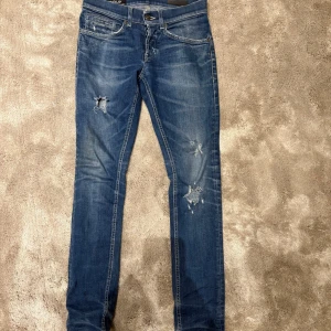 Dondup jeans - Säljer dessa blåa dondup jeans med slitningar, i modellen George. Jeansen är i använt men bra skick, köpta på United fashion med tags osv kvar. 