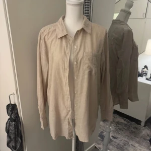 Beige Linné skjorta - Helt ny, fast pris!   Nypris 320kr