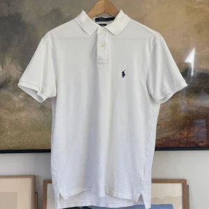Ralph Lauren Piké - Säljer en snygg Piké från Ralph Lauren, perfekt för dig som heter Jordan i förnamn🦞 | Skick: 9/10 Storlek: M (fits S) | Mått: Axelbredd: 45cm Axel till midja: 60cm Ärmen: 32cm | Nypris: 1595kr Mitt pris: 399kr | Tveka inte på att ställa frågor privat!💯