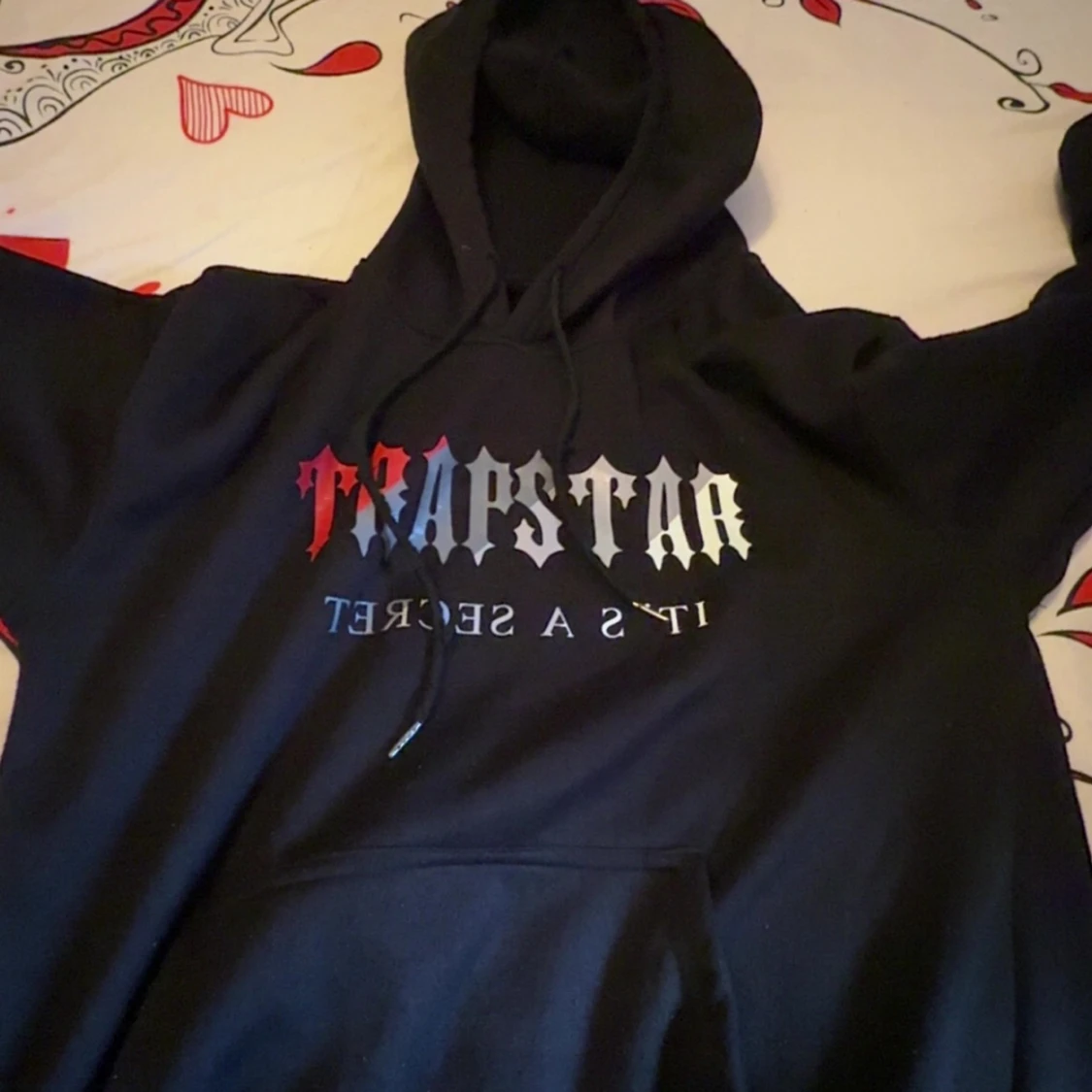 Svart hoodie med tryck från Trapstar