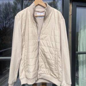 Tunn quiltad jacka från Bläck - Snygg beige jacka med quiltad framsida och släta ärmar från Bläck. Storlek M och grymt skick. Pm för fler frågor!