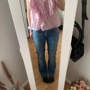 Blå lågmidjade bootcut jeans  - Midjemått ca 34 tvärs över 💗innerbenslängd ca 72cm 💗jeansen har en liten fläck, kom privat för bild. Tror att fläcken skulle gå bort i tvätten 💗