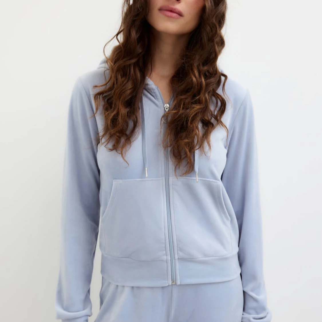 Ljusblå hoodie med dragkedja