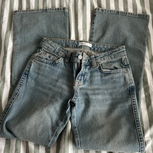 Ljusblå raka jeans från Gina tricot - Säljer ett par ljusblå jeans från Gina Tricot med raka ben. Jeansen är helt nya, änvänd bara 2 gånger .