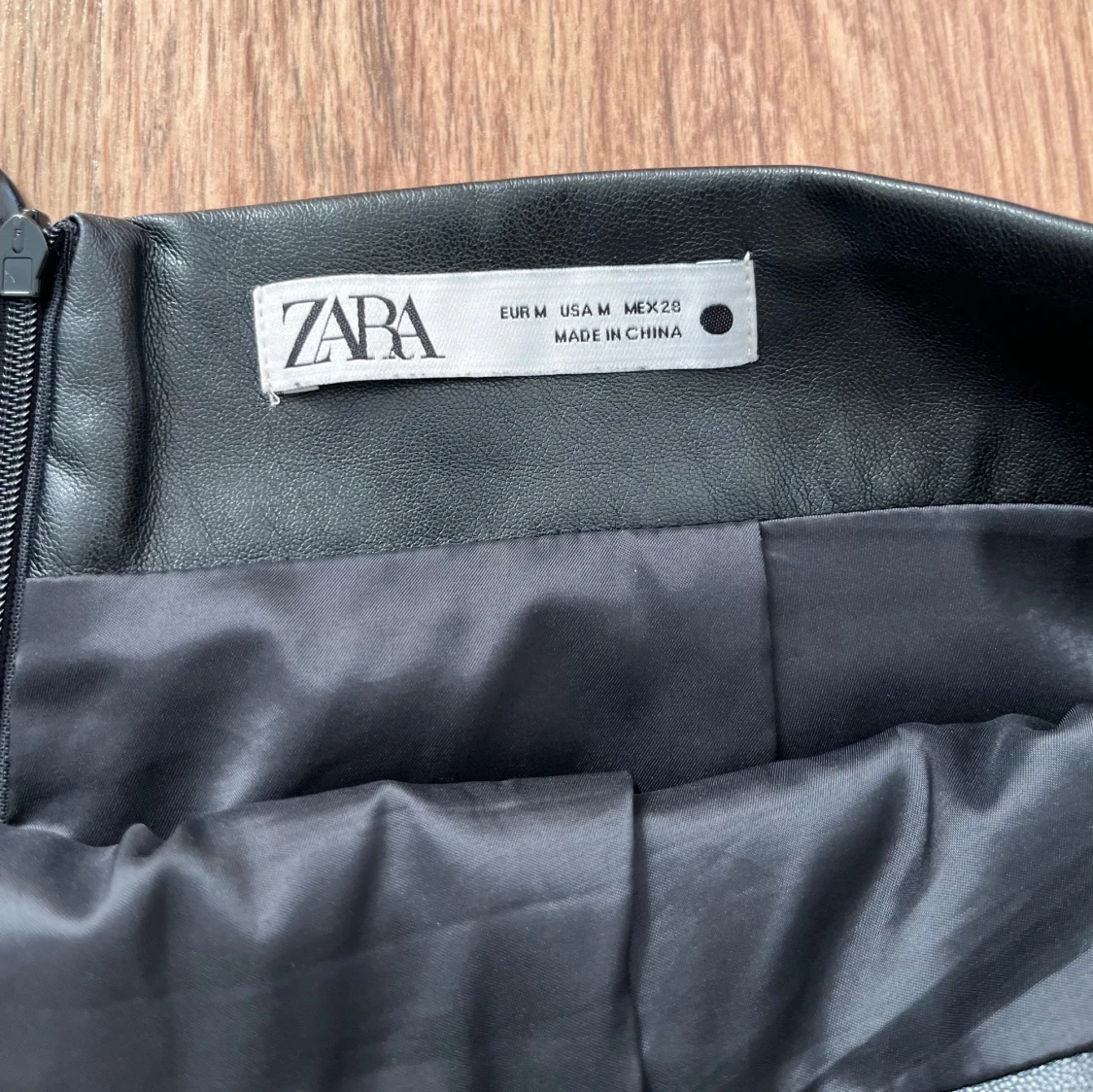 Snygg svart kjol i skinnimitation från Zara - 2